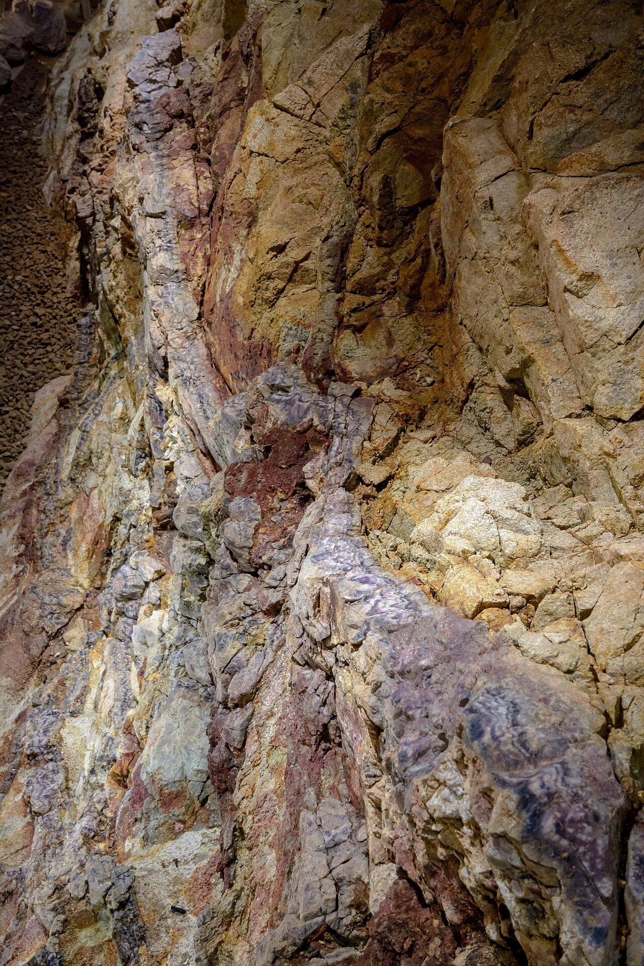 Fialový ametyst v horninové žíle v Amethyst Welt Maissau