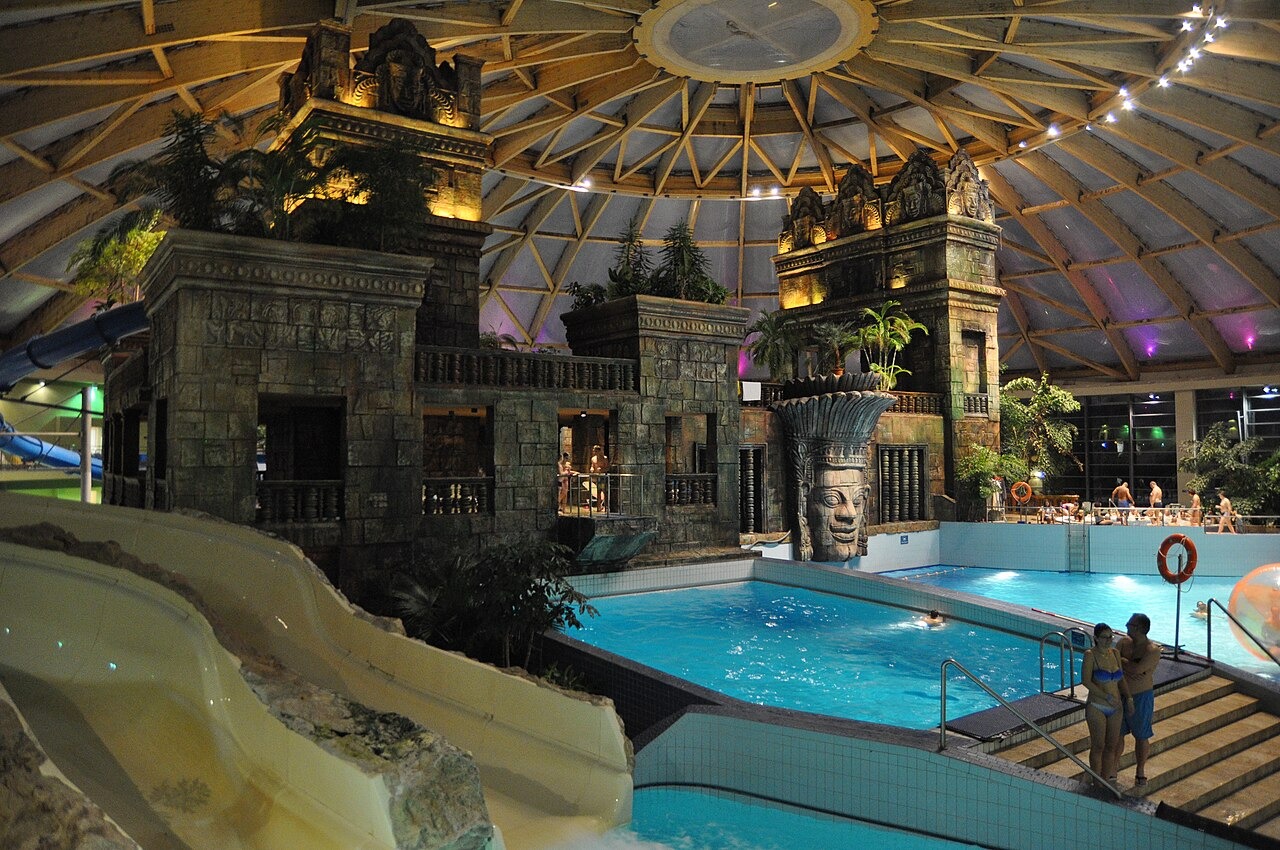 Aquaworld Budapest s bazénovou částí a vodními atrakcemi