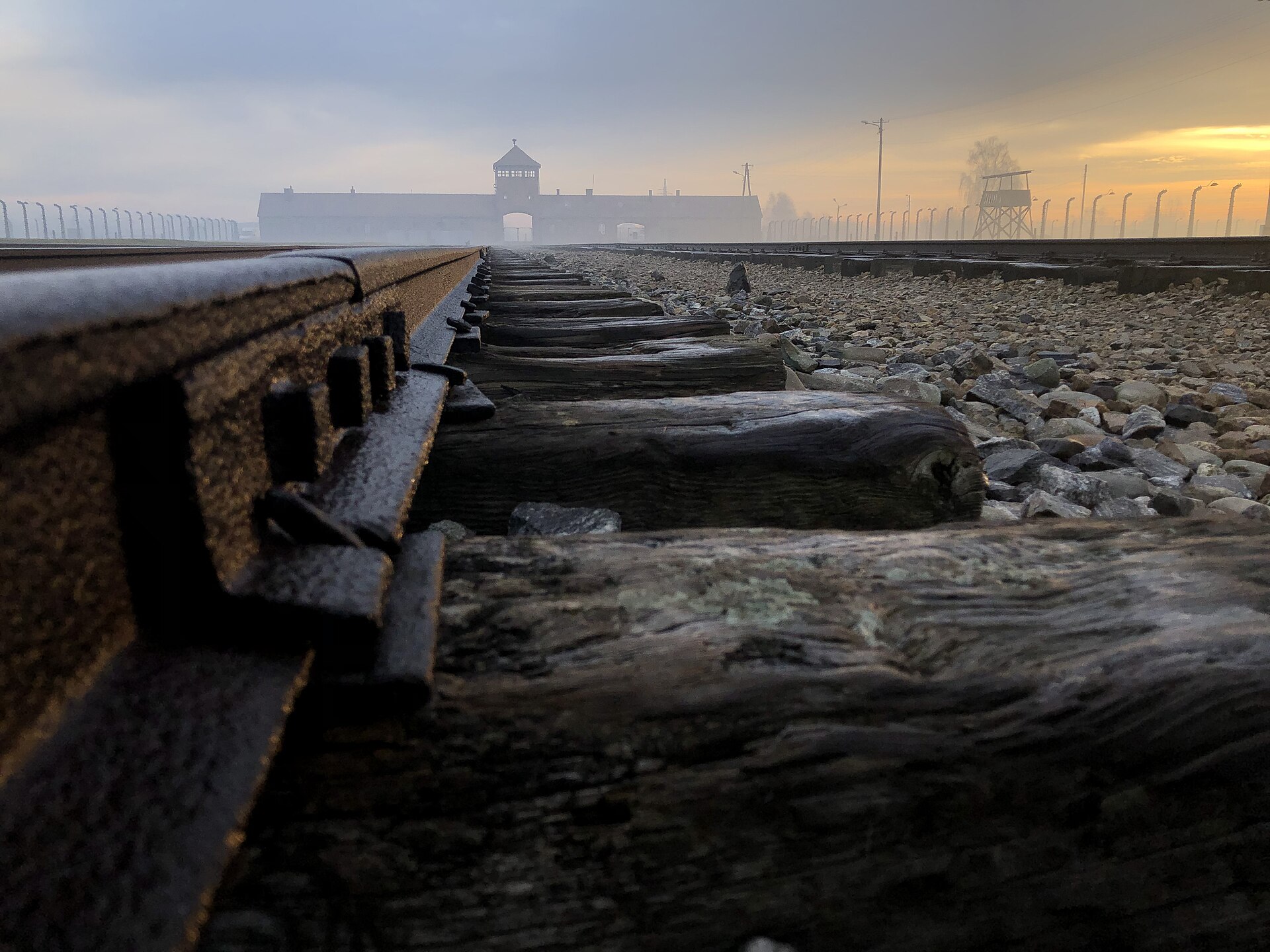 Koleje směřující k budově brány v Auschwitz II-Birkenau