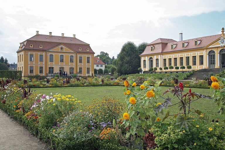 Květinové záhony a Horní orangerie v zahradě Großsedlitz