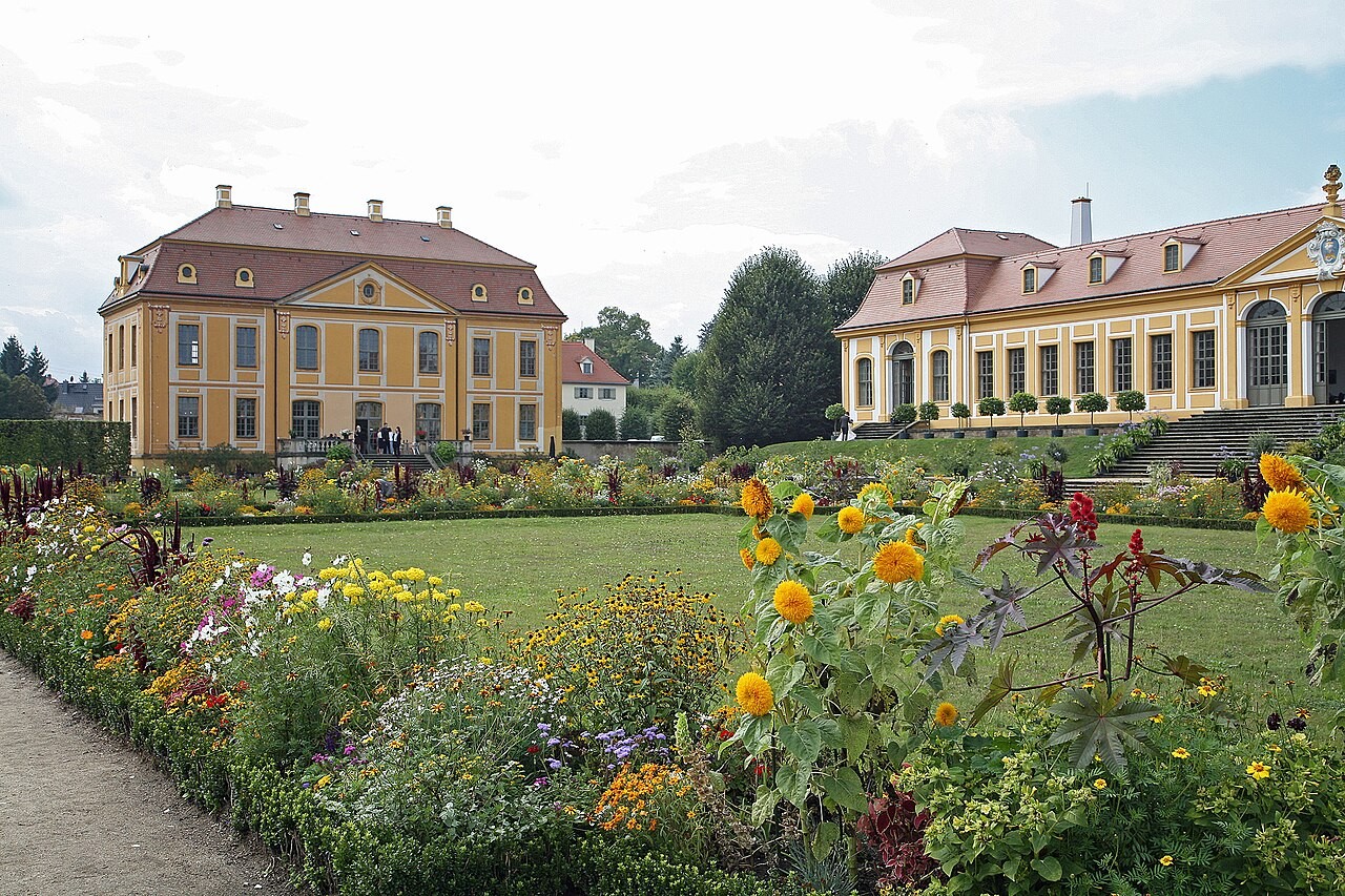 Květinové záhony a Horní orangerie v zahradě Großsedlitz