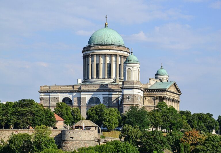 Bazilika v Ostřihomi s velkou zelenou kopulí nad stromy