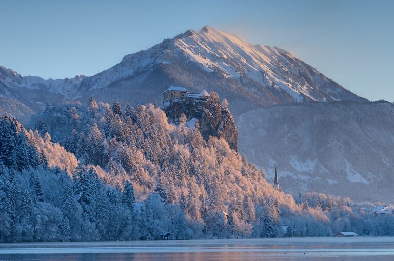 Bledský hrad na zasněženém skalním ostrohu nad jezerem