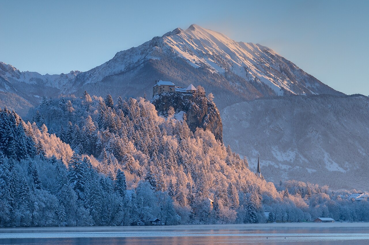 Bledský hrad na zasněženém skalním ostrohu nad jezerem