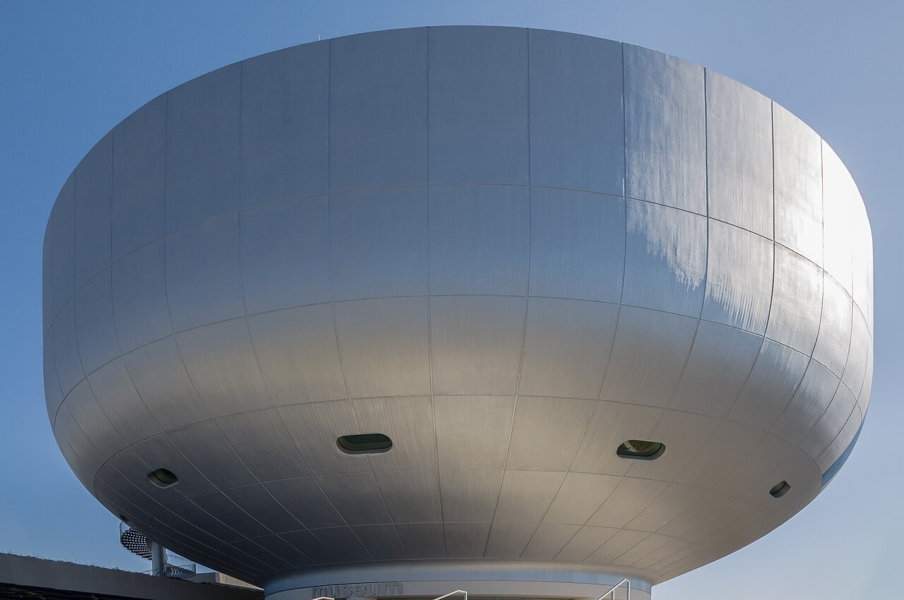 Zaoblená stříbrná budova BMW Musea v Mnichově