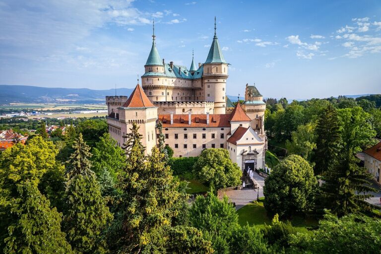 Bojnický zámek na Slovensku s věžemi a zelenými střechami