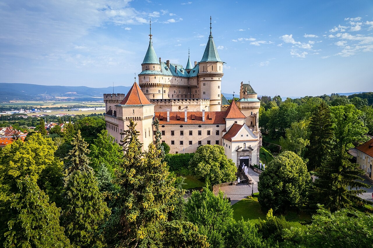 Bojnický zámek na Slovensku s věžemi a zelenými střechami