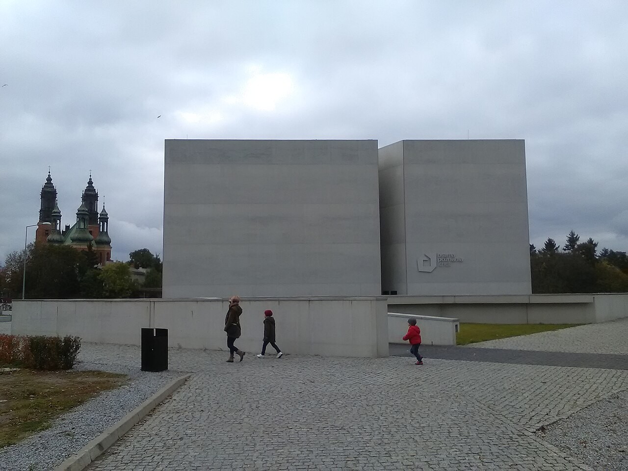 Budova návštěvnického centra Brama Poznania u řeky Cybiny