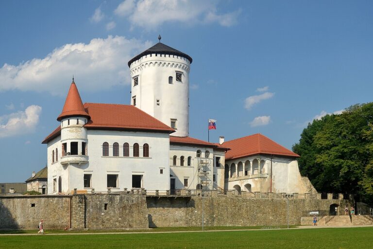 Budatínský hrad v Žilině s bílou věží, červenými střechami a parkem