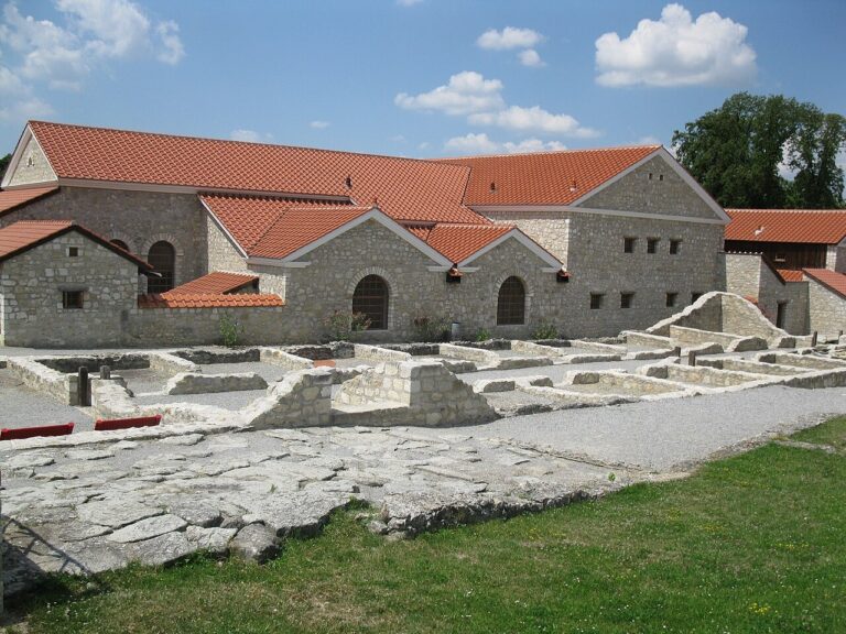 Římské domy s červenými střechami v archeologickém areálu Carnuntum