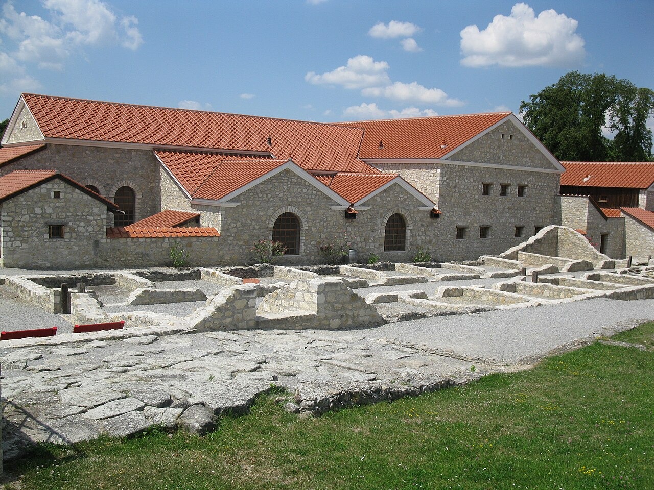 Římské domy s červenými střechami v archeologickém areálu Carnuntum