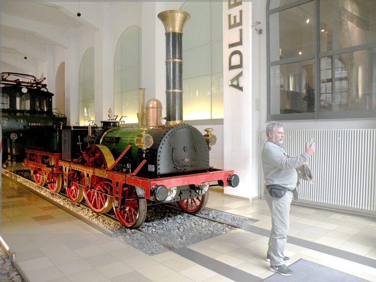 Replika lokomotivy Adler v hale DB Museum Norimberk