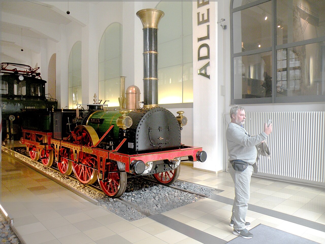 Replika lokomotivy Adler v hale DB Museum Norimberk