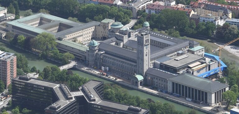 Hlavní budova Deutsches Musea na ostrově Museumsinsel v Mnichově