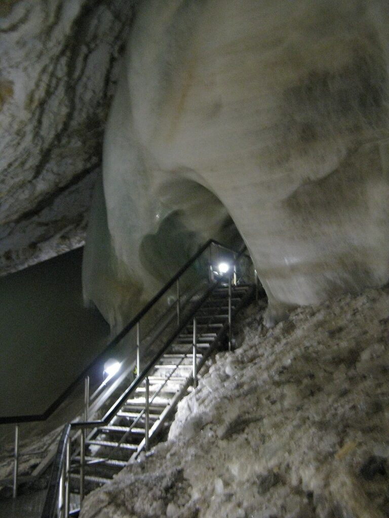 Osvětlené schodiště a ledový tunel v Dobšinské ledové jeskyni