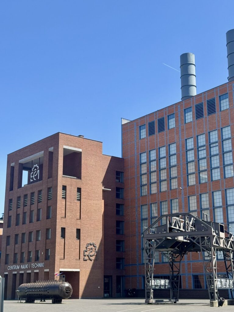 Cihlová budova centra vědy a techniky EC1 v Lodži