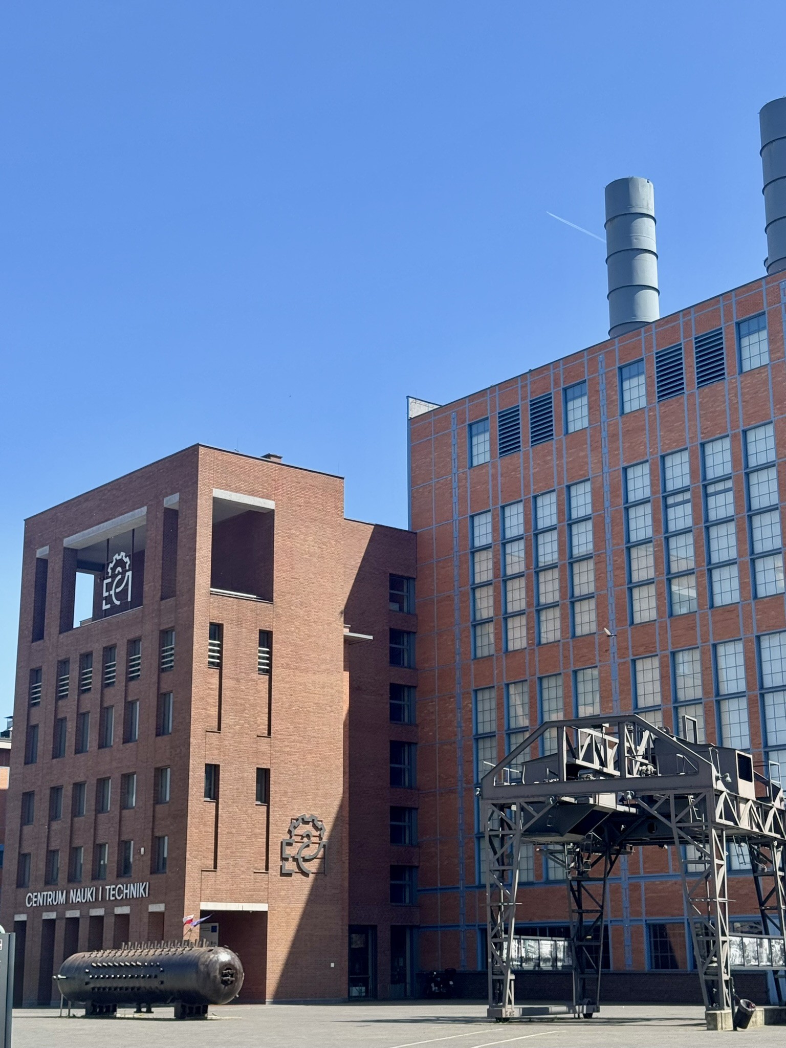 Cihlová budova centra vědy a techniky EC1 v Lodži