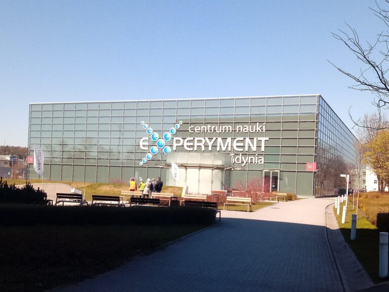 Prosklená budova Centrum Nauki Experyment s označením centra v Gdyni