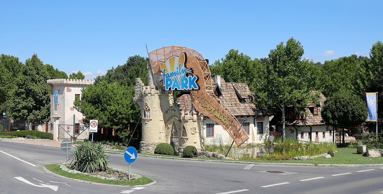 Vstup do rakouského Familyparku s názvem parku a tematickou architekturou
