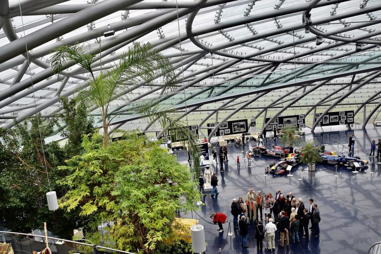 Prosklená konstrukce a výstavní plocha salcburského Hangar-7