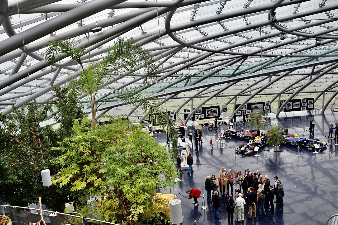 Prosklená konstrukce a výstavní plocha salcburského Hangar-7