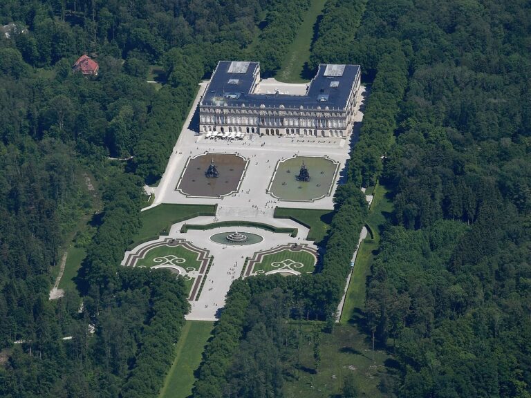 Nový zámek Herrenchiemsee a zahrady na ostrově Herreninsel z výšky