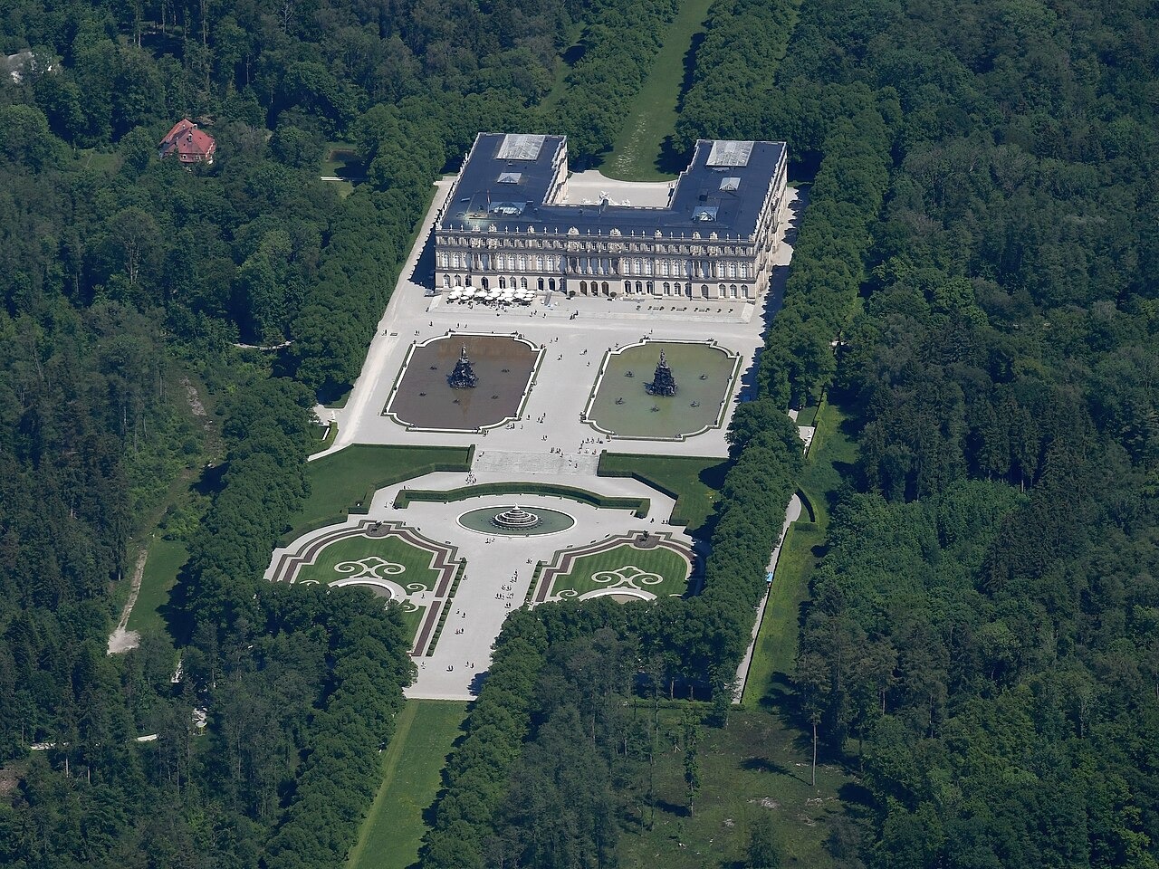 Nový zámek Herrenchiemsee a zahrady na ostrově Herreninsel z výšky