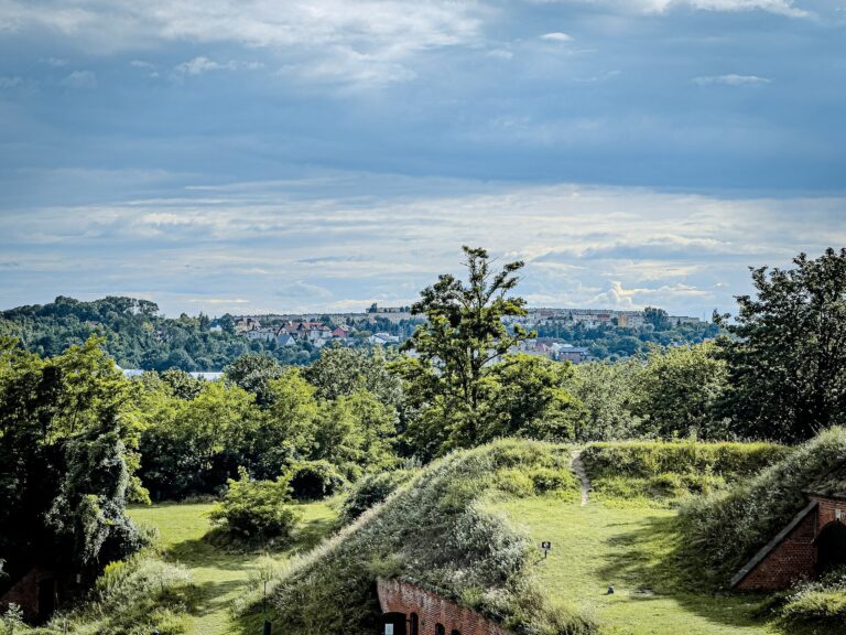 Zelené svahy a historické pevnostní objekty na Górze Gradowé v Gdaňsku
