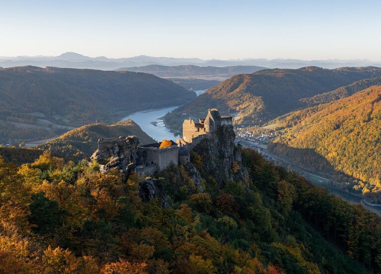 Zřícenina Aggstein na zalesněném svahu nad Dunajem