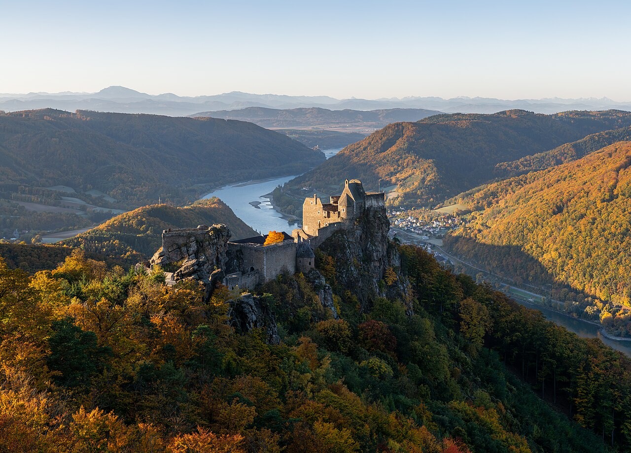 Zřícenina Aggstein na zalesněném svahu nad Dunajem