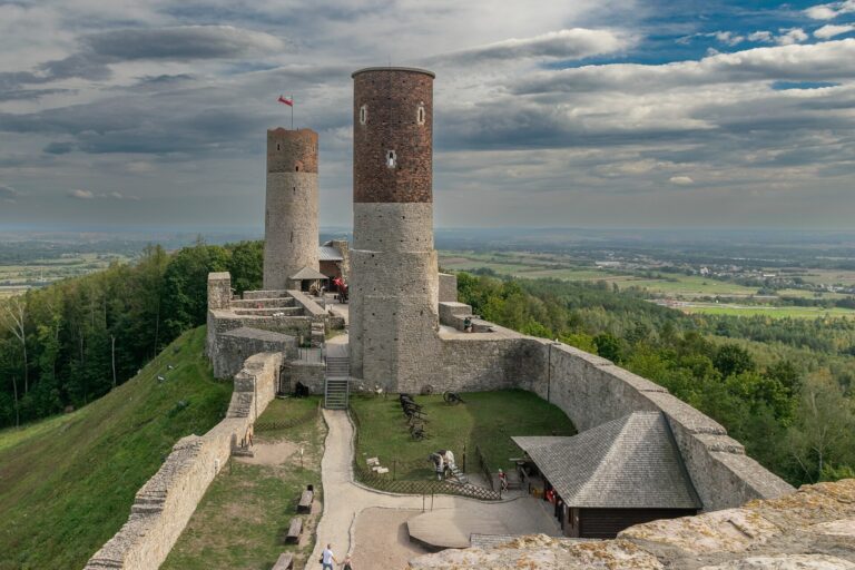 Hrad Chęciny se třemi věžemi nad okolní krajinou