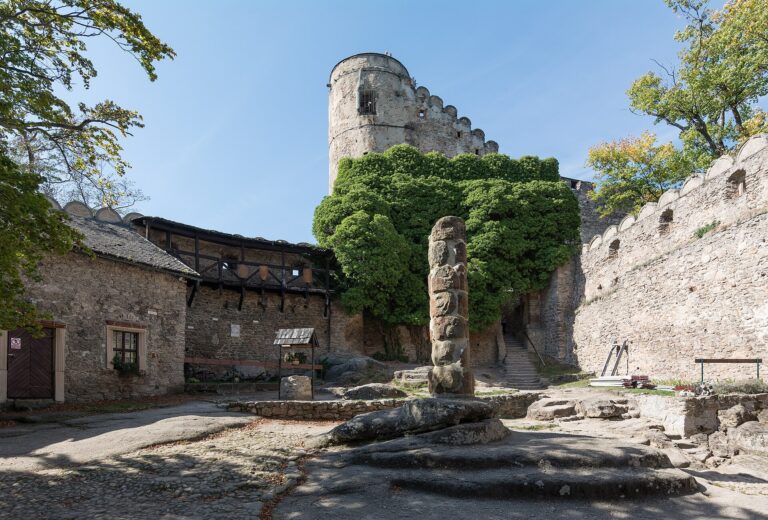 Kamenné nádvoří s věží a hradbami hradu Chojnik