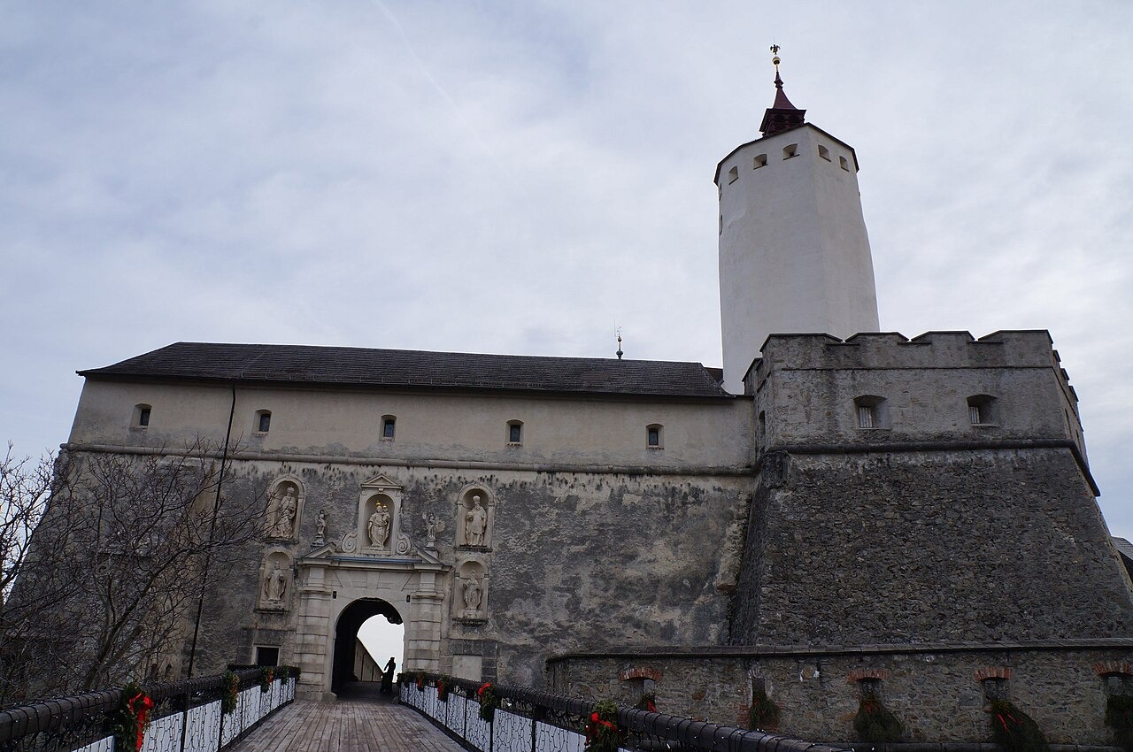 Hradní brána, kamenné opevnění a bílá věž hradu Forchtenstein