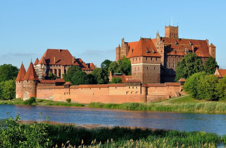 Panorama hradu Malbork přes řeku Nogat