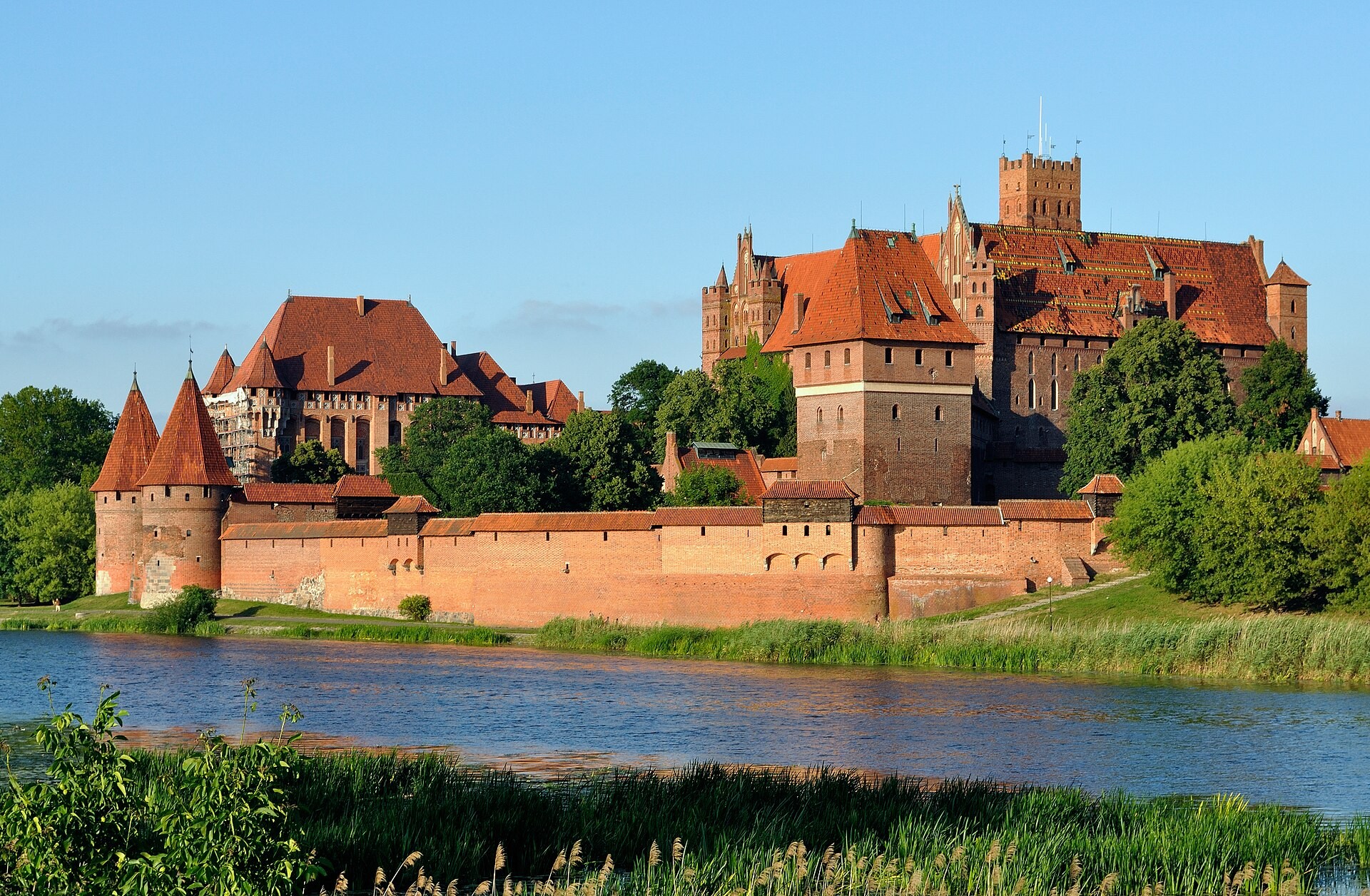 Panorama hradu Malbork přes řeku Nogat