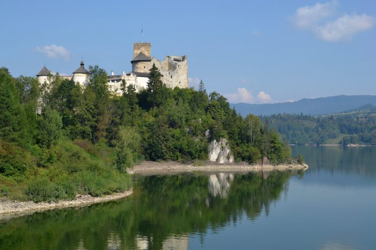 Hrad Niedzica na zeleném výběžku nad vodou Czorsztynského jezera