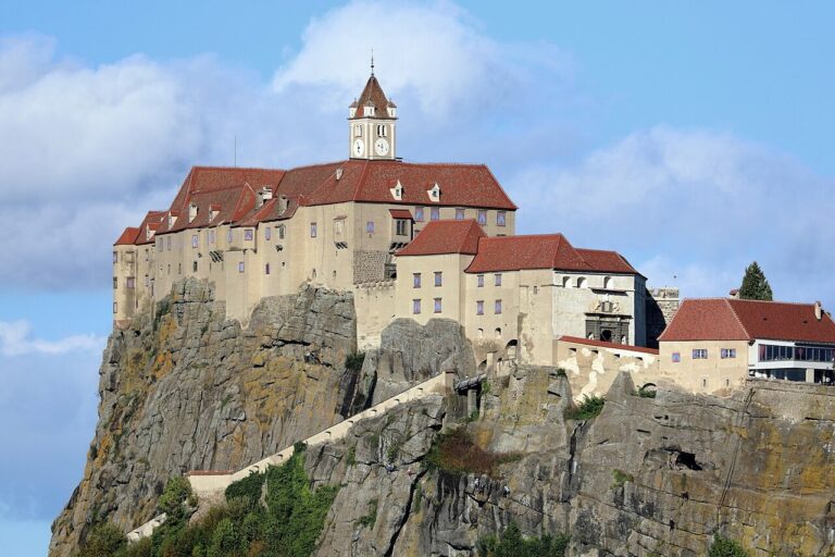 Hrad Riegersburg se světlými zdmi a věží nad strmou skálou