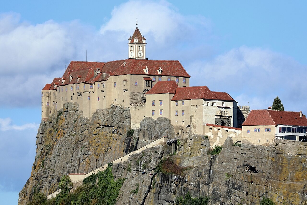 Hrad Riegersburg se světlými zdmi a věží nad strmou skálou