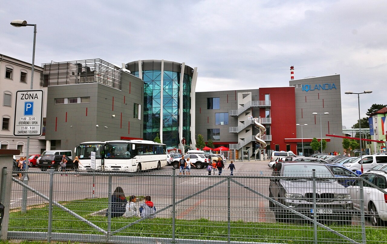Budova iQLANDIE Liberec s proskleným průčelím a venkovním schodištěm