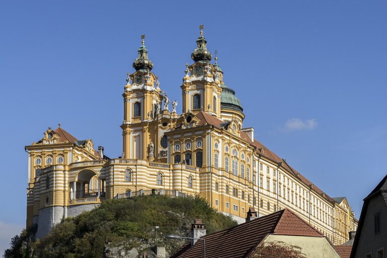 Barokní klášter Melk s věžemi kostela při pohledu od řeky Melk