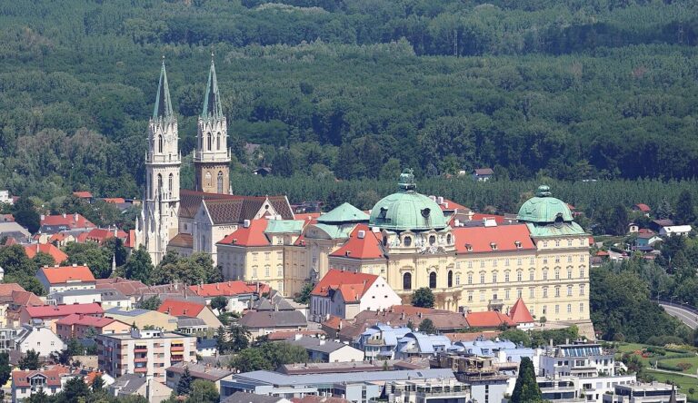 Klášter Klosterneuburg s dvojicí věží kostela a zelenými kopulemi