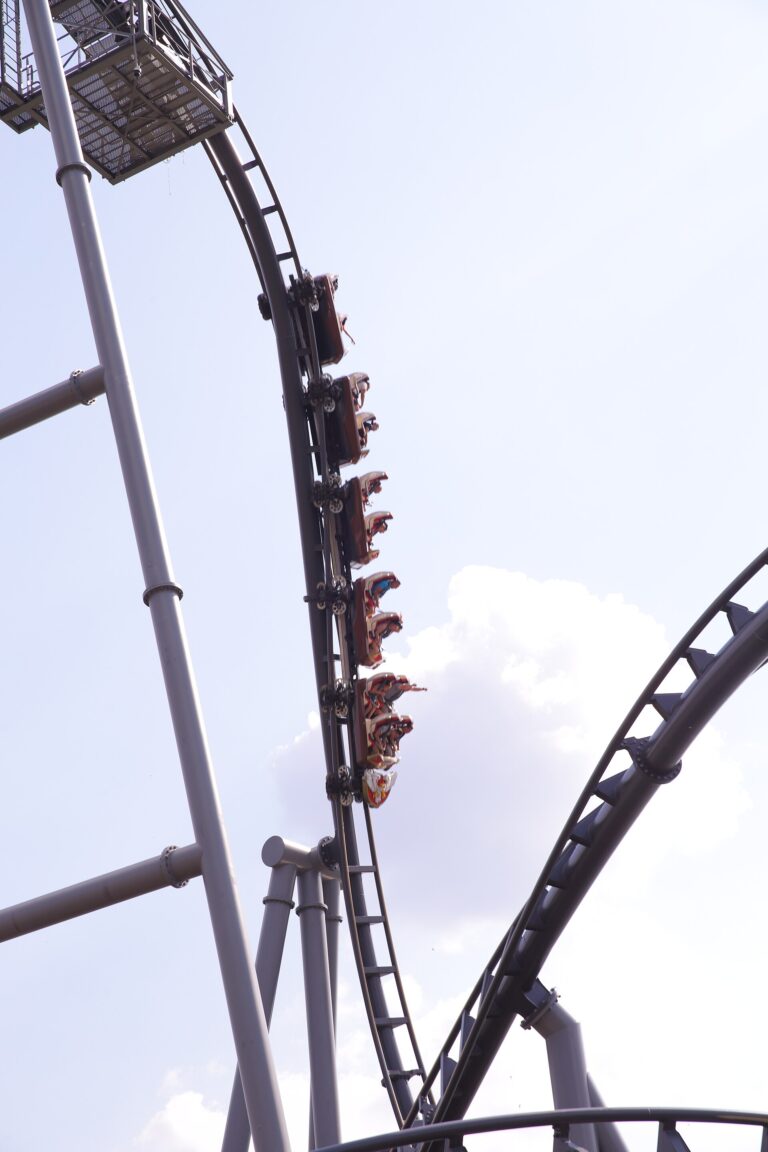 Vlak horské dráhy Lech Coaster na zakřivené koleji v Legendii
