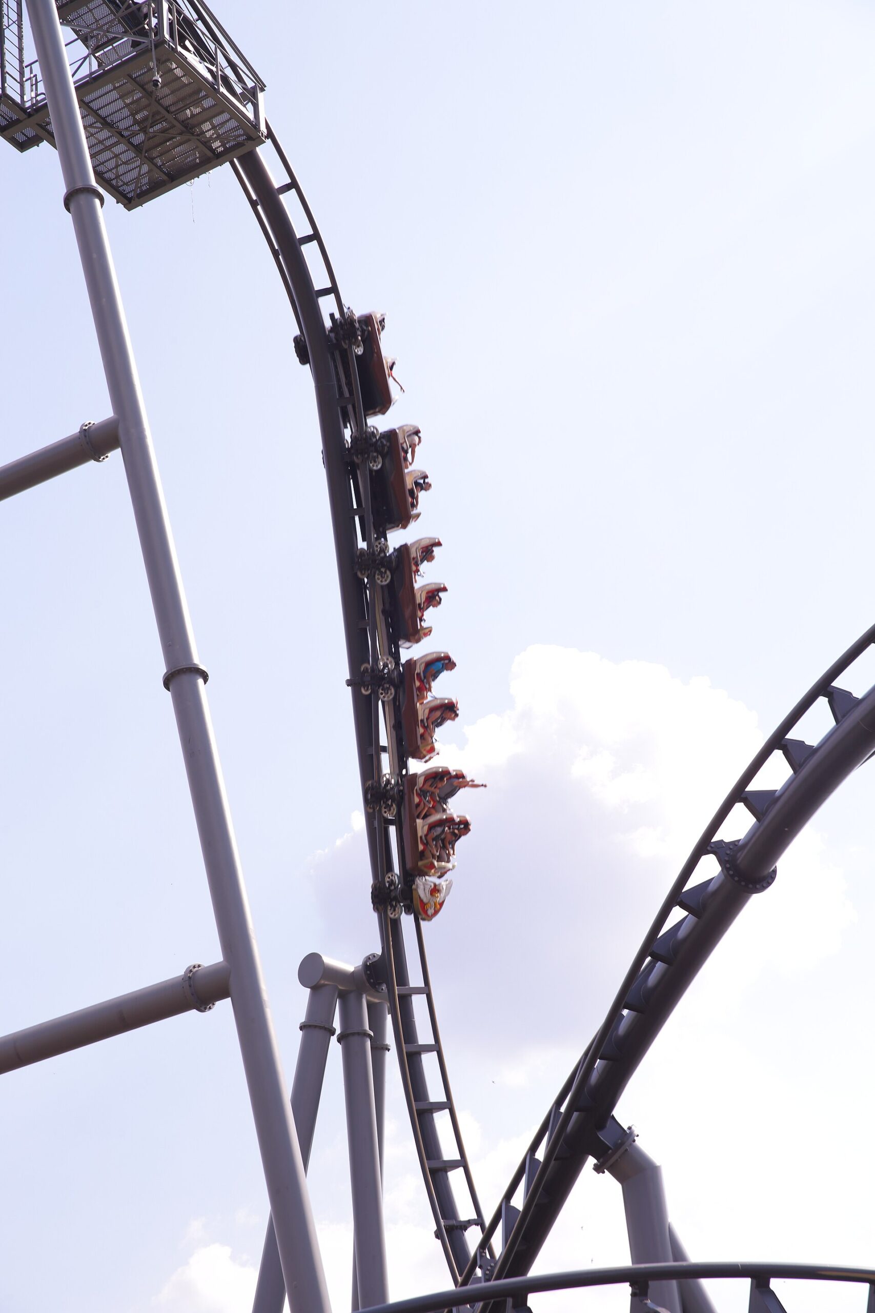 Vlak horské dráhy Lech Coaster na zakřivené koleji v Legendii