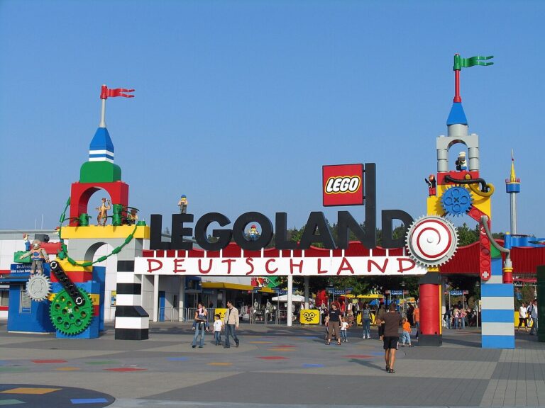 Barevná vstupní brána do LEGOLAND Deutschland v Günzburgu