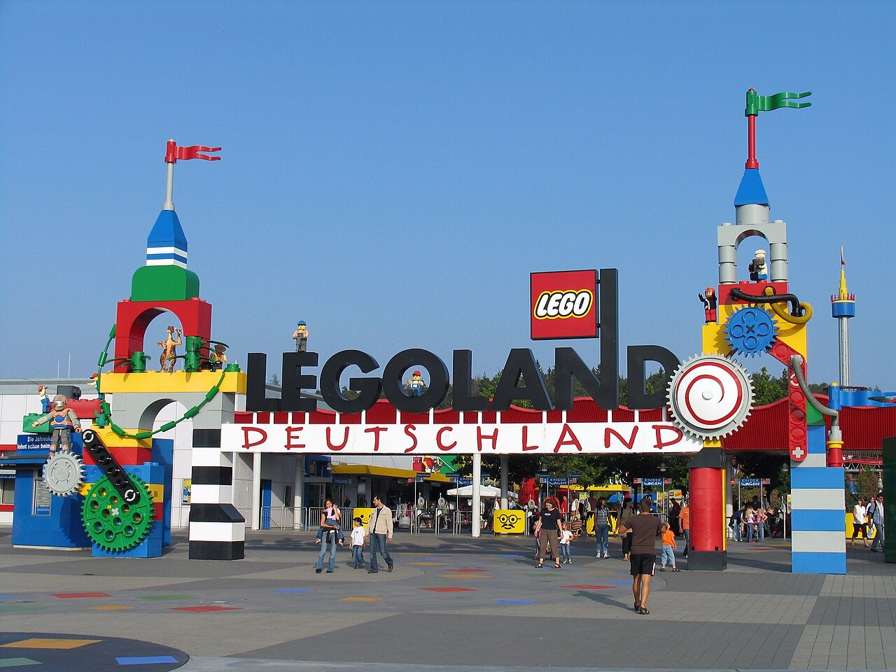 Barevná vstupní brána do LEGOLAND Deutschland v Günzburgu