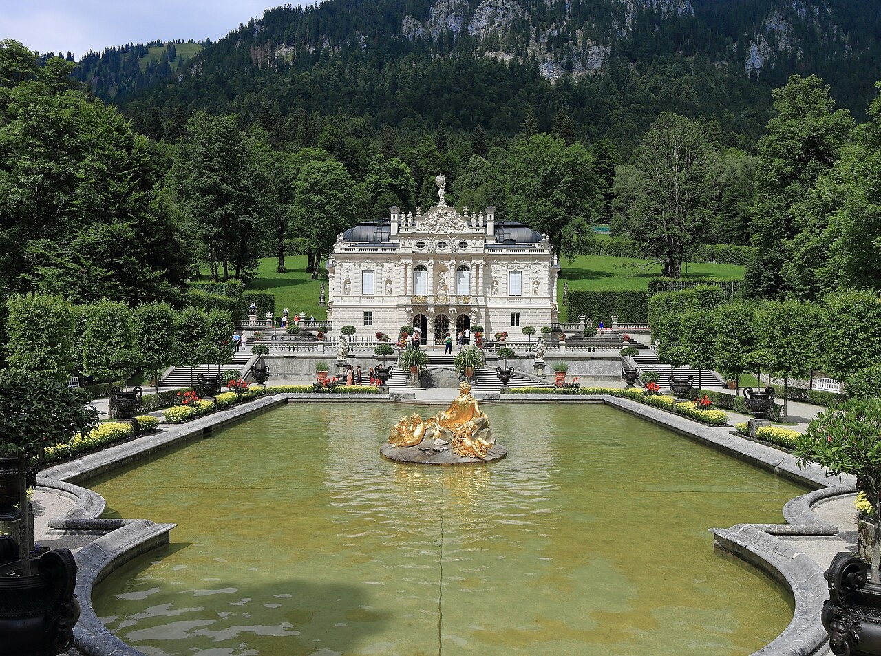 Zámek Linderhof za vodní nádrží v zahradě na archivní fotografii