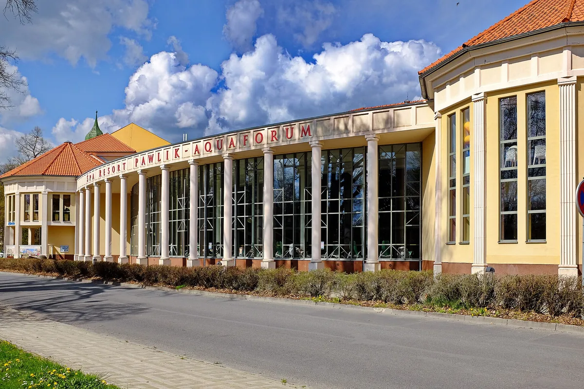 Prosklená budova Spa Resortu Pawlik-Aquaforum ve Františkových Lázních se sloupovím, pohled z ulice