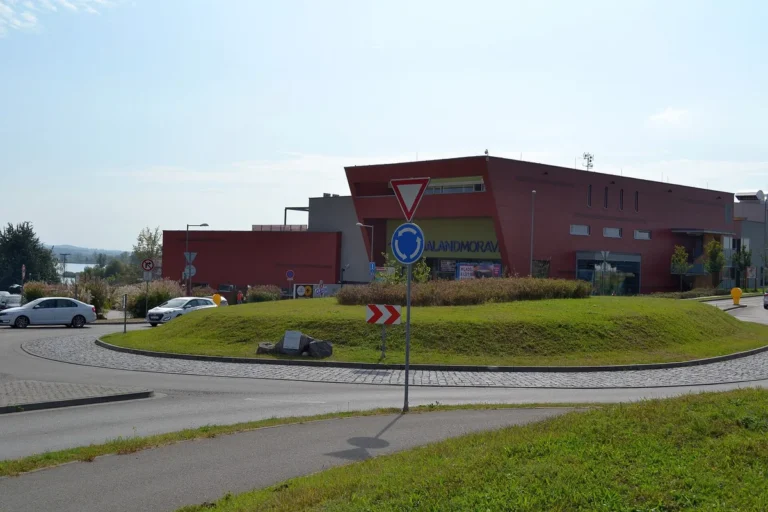Červená budova Aqualandu Moravia v Pasohlávkách s hlavním vstupem, pohled od kruhového objezdu