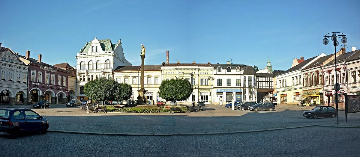 Mírové náměstí v Ústí nad Orlicí s mariánským sloupem a měšťanskými domy, centrum města, ve kterém aquapark a krytý bazén stojí