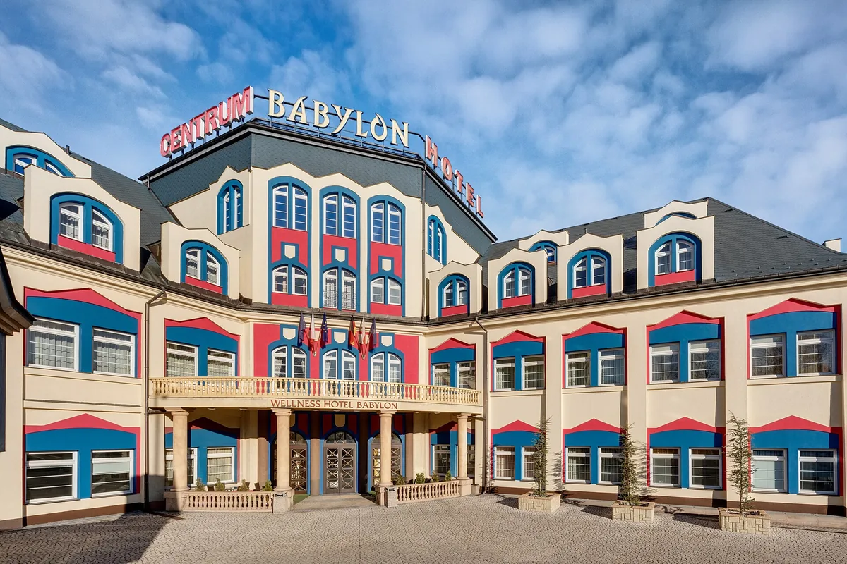 Barevné průčelí Centra Babylon v Liberci s nápisem Centrum Babylon Hotel nad hlavním vchodem